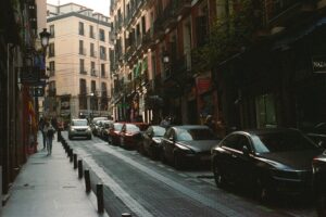 Reservar una plaza de aparcamiento con el cuerpo es posible. Y también que nos multen por ello