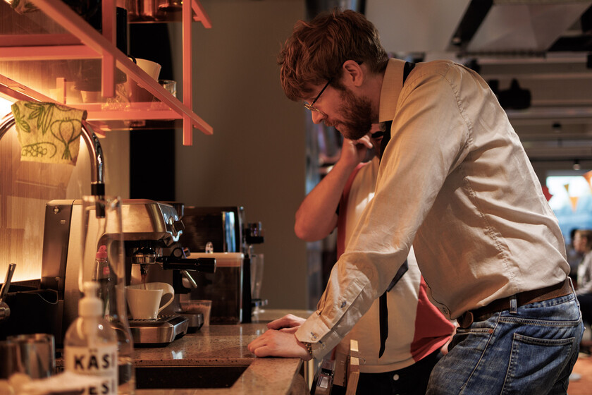 Hay un enorme "agujero negro" de productividad en nuestro día a día. Este neurocientífico cree tener una forma de evitarlo: café