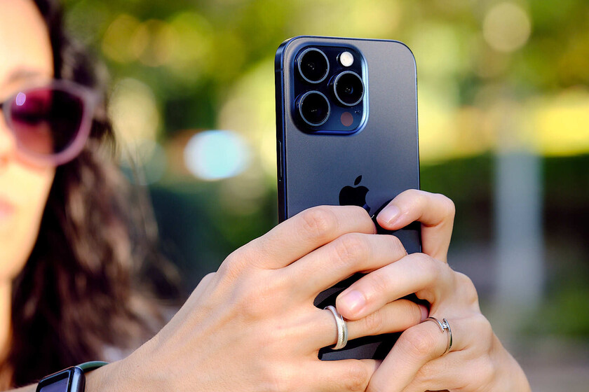 Todo apunta a que los iPhone 16 tendrán un "botón DSLR". La idea nunca ha acabado de cuajar en móviles