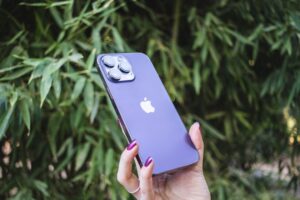 iOS 18.1 por fin puede borrar gente de las fotos. Hay un truco para hacerlo de forma mucho más sencilla
