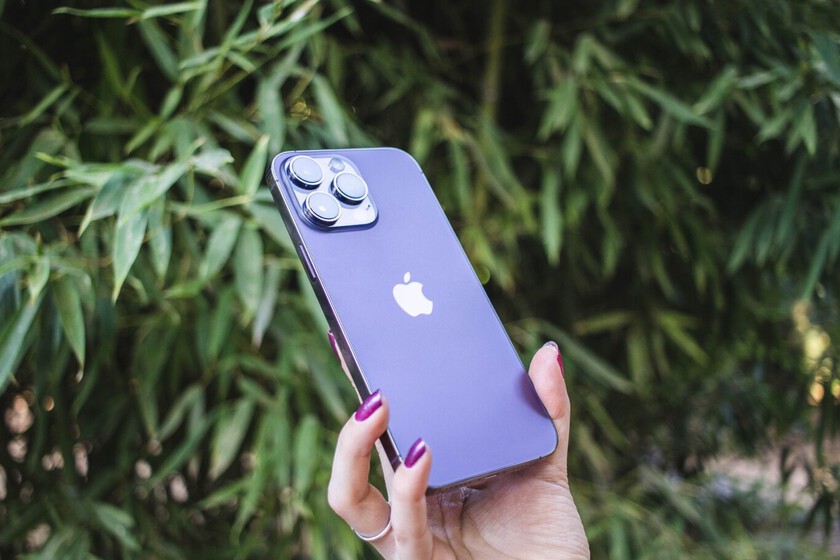 iOS 18.1 por fin puede borrar gente de las fotos. Hay un truco para hacerlo de forma mucho más sencilla