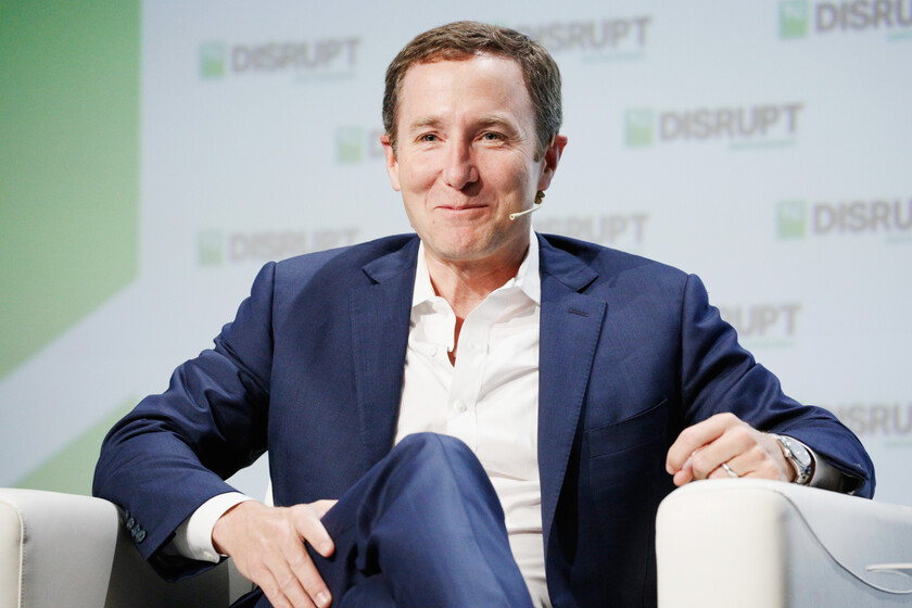 El ex CEO de Peloton tenía una fortuna de 1.900 millones de dólares y tuvo que renunciar a todo. Ahora vende alfombras