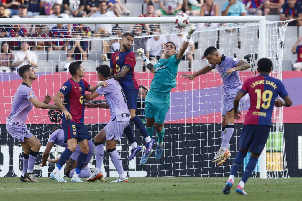 BARCELONA, 24/08/2024.- El portero del Athletic, Álex Padilla (3-d), despeja un balón durante el partido de Liga en Primera División que FC Barcelona y Athletic Club disputan este sábado en el Estadio Olímpico Lluis Companys. EFE/Quique García