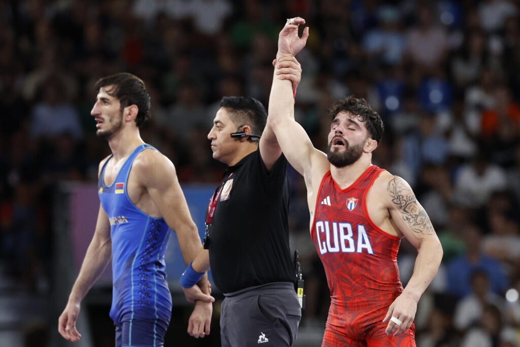 PARÍS, 08/08/2024.- El luchador cubano Luis Orta (rojo) vence al armenio Slavik Galstian en el combate por la medalla de bronce de Lucha grecorromana 67kg masculino, en el marco de los Juegos Olímpicos de París 2024 este jueves, en el Champ de Mars Arena de la capital francesa. EFE/ Miguel Gutiérrez