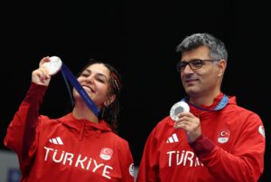 Chateauroux (France), 30/07/2024.- Silver medalists Ilayda Sevval (L) and Yusuf Dikec of Turkey pose during the medal ceremony for the 10m Air Pistol Mixed Team event of the Shooting competitions in the Paris 2024 Olympic Games at the Shooting centre in Chateauroux, France, 30 July 2024. (Francia, Turquía,París) EFE/EPA/VASSIL DONEV