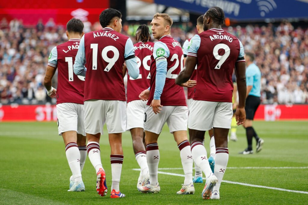London (United Kingdom), 31/08/2024.- Jarrod Bowen of West Ham (C) celebrates scoring the 1-1 goal during the English Premier League soccer match of West Ham United against Manchester City, in London, Britain, 31 August 2024. (Reino Unido, Londres, mexicanos en Europa) EFE/EPA/DAVID CLIFF EDITORIAL USE ONLY. No use with unauthorized audio, video, data, fixture lists, club/league logos, 'live' services or NFTs. Online in-match use limited to 120 images, no video emulation. No use in betting, games or single club/league/player publications.