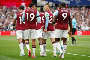 London (United Kingdom), 31/08/2024.- Jarrod Bowen of West Ham (C) celebrates scoring the 1-1 goal during the English Premier League soccer match of West Ham United against Manchester City, in London, Britain, 31 August 2024. (Reino Unido, Londres, mexicanos en Europa) EFE/EPA/DAVID CLIFF EDITORIAL USE ONLY. No use with unauthorized audio, video, data, fixture lists, club/league logos, 'live' services or NFTs. Online in-match use limited to 120 images, no video emulation. No use in betting, games or single club/league/player publications.