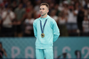 AIN Ivan Litvinovich posa con la medalla de oro