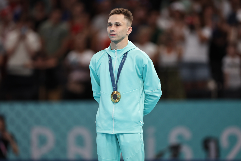 AIN Ivan Litvinovich posa con la medalla de oro