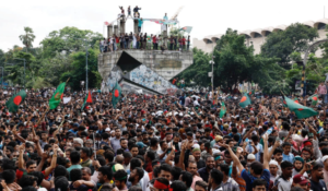 Renuncia la primera ministra y se traslada a India en medio de letal ola de protestas