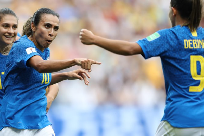 Marta Vieira y Debinha celebrando con la selección femenil de Brasil