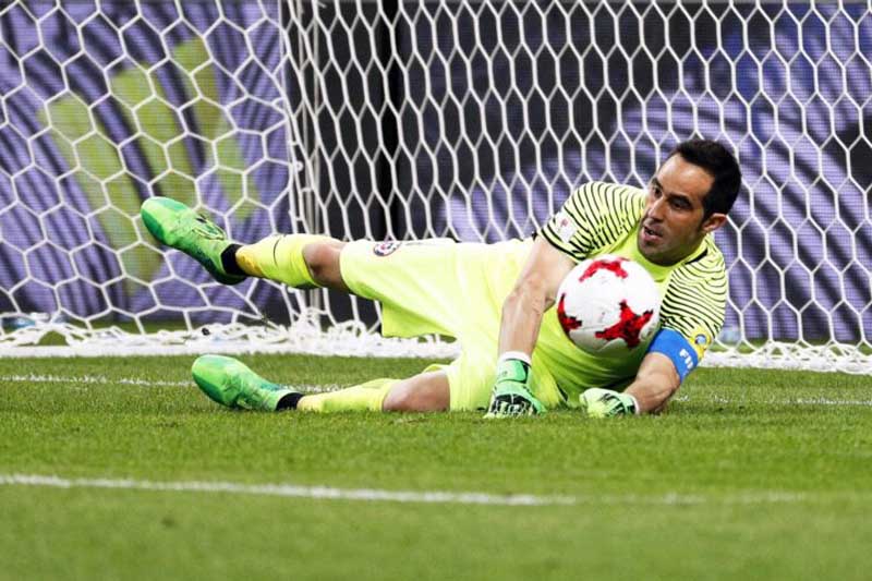 Claudio Bravo cuelga los guantes con 41 años