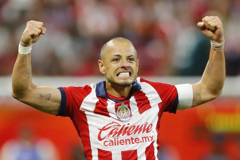 Chicharito Hernández presume un video donde entrena como un gladiador