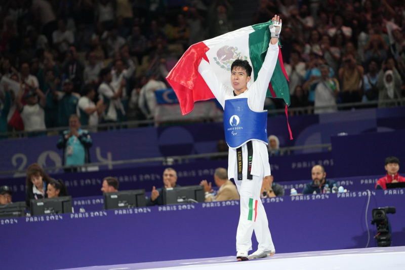 Luis Mario Nájera colgandose la medalla de plata en el para-taekwondo. (Captura de pantalla 'X' Comité Paralímpicos Mexicano) (Latinos)