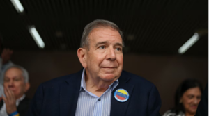 Edmundo González dice que sigue firme al lado del pueblo y desmiente supuesta cuenta de la presidencia