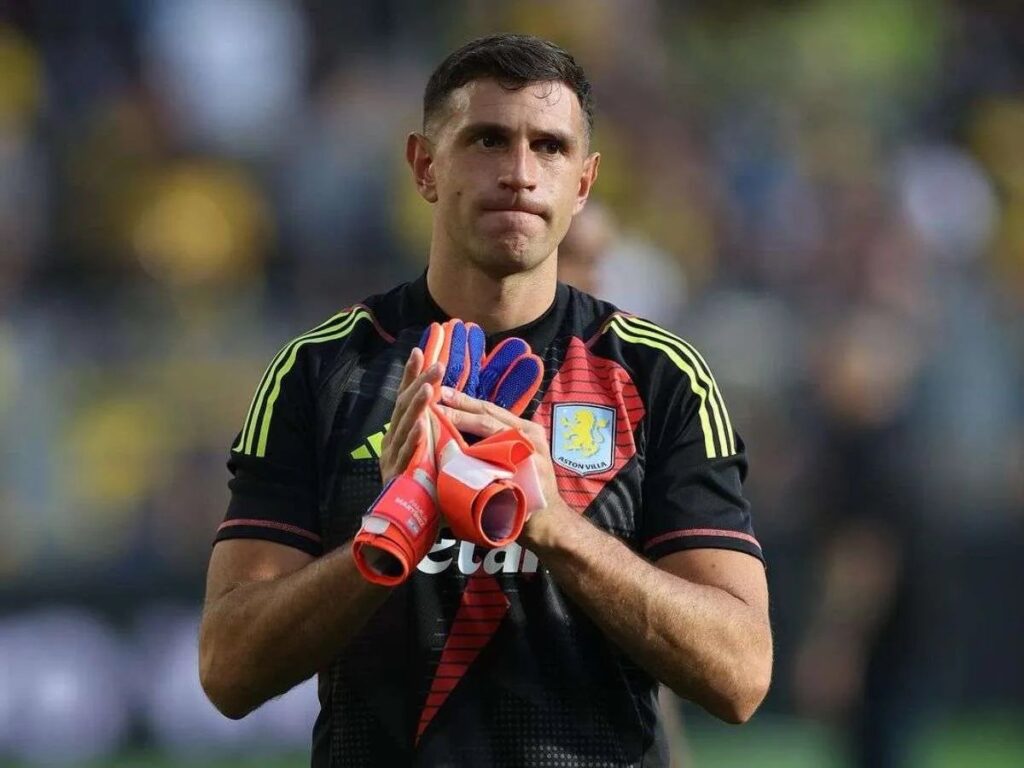 Emiliano Martínez renueva con el Aston Villa