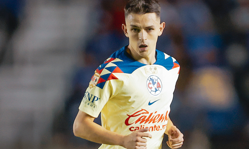 Final Cruz Azul vs América, Clausura 2024; Álvaro Fidalgo controlando el balón en la cancha del Estadio Ciudad de los Deportes