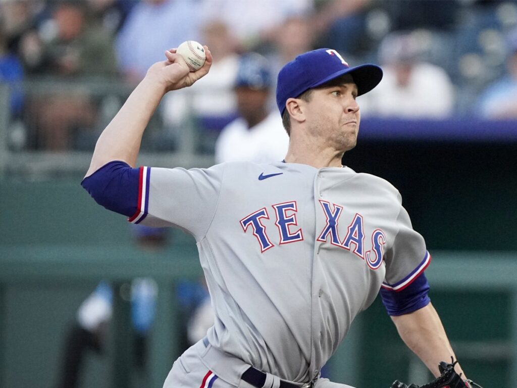 Jacob deGrom tuvo éxito al lanzarle a bateadores