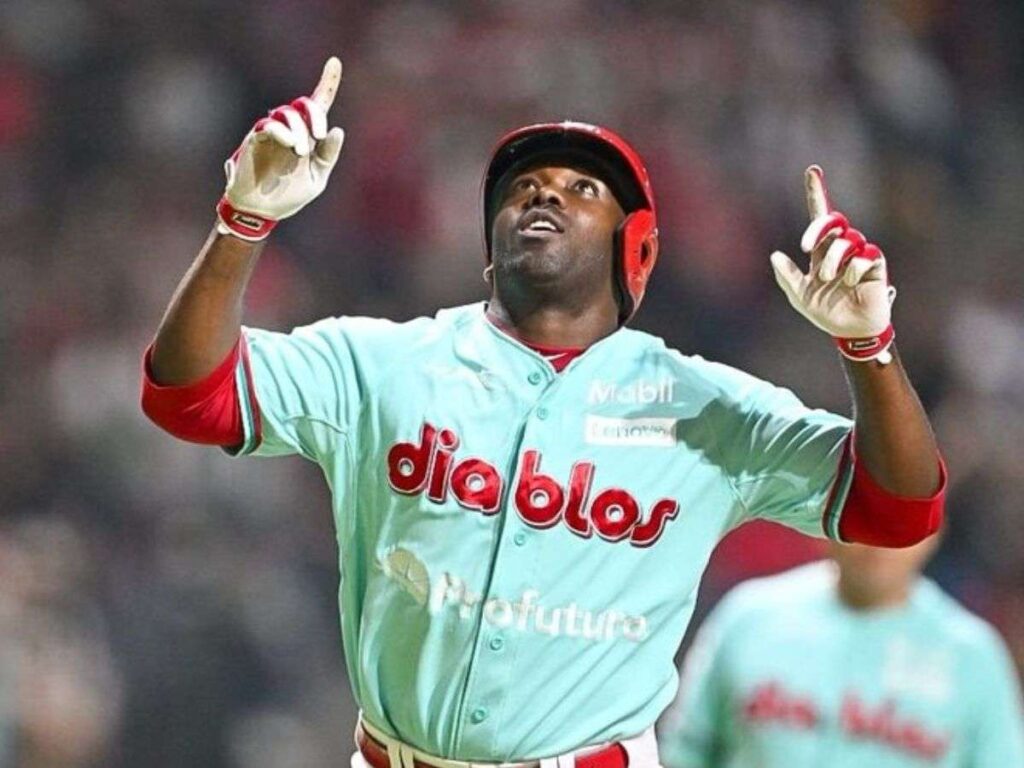 José Pirela brilló con jonrón de piernas en México