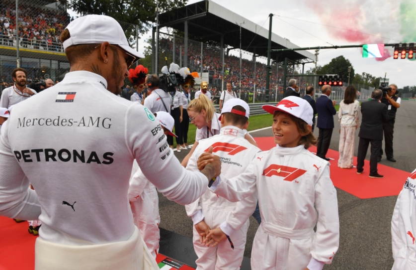 Un muy joven Andre Kimi Antonelli con Lewis Hamilton.