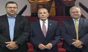 Manuel Rosales se presenta en el TSJ junto a José Cartaya y Simón Calzadilla a defender los votos de Edmundo