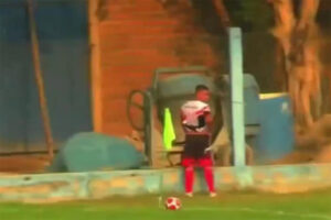 Sebastián Muñoz, jugador del Atlético Awajún resultó expulsado por orinar en pleno partido
