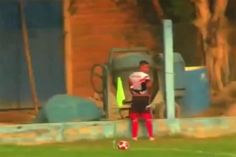 Sebastián Muñoz, jugador del Atlético Awajún resultó expulsado por orinar en pleno partido