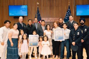 Dos migrantes venezolanos fueron reconocidos como héroes locales por la Policía de Nueva York