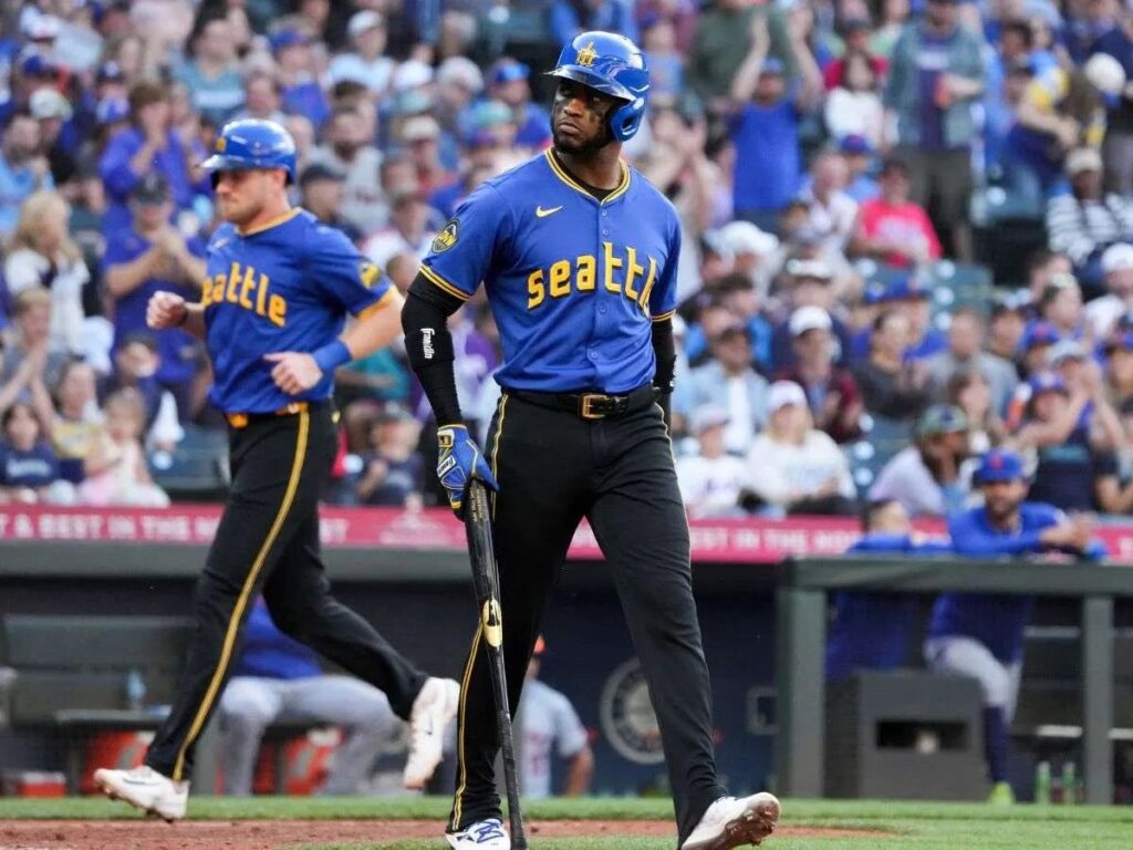 Víctor Robles firma extensión con Marineros