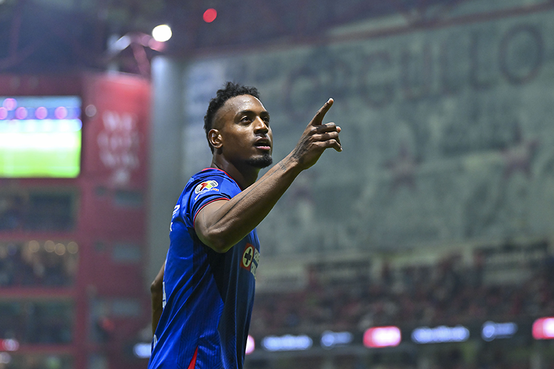 Willer Ditta en festejo de gol durante el partido correspondiente a la jornada 17 de torneo Clausura 2024 de la Liga BBVA MX, entre los Diablos Rojos del Toluca FC y la máquina celeste del Cruz Azul, celebrado en el estadio Nemesio Diez.