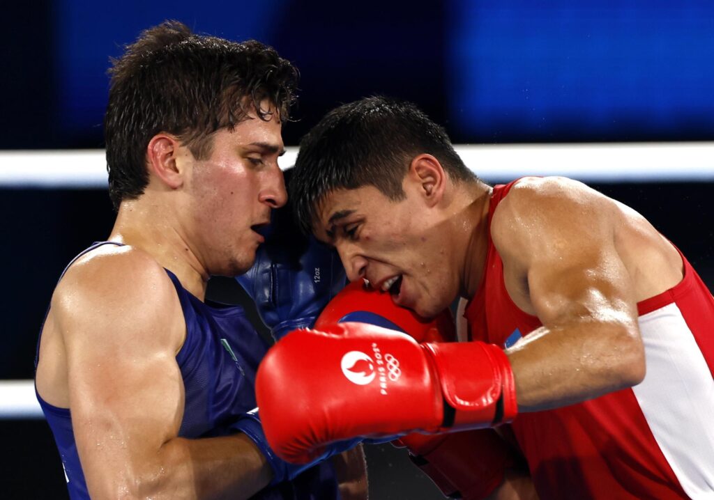 Paris (France), 09/08/2024.- Asadkhuja Muydinkhujaev of Uzbekistan (red) and Marco Verde Alvarez of Mexico fight in their Men's 71kg Final bout of the Boxing competitions in the Paris 2024 Olympic Games, at Roland Garros in Paris, France, 09 August 2024. (Francia) EFE/EPA/MAST IRHAM