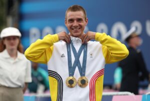 París (France), 03/08/2024.- Remco Evenepoel of Belgium poses with his gold medals after the medal ceremony for the Men's Road Cycling Race of the Paris 2024 Olympic Games in Paris, France, 03 August 2024. (Ciclismo, Bélgica, Francia) EFE/EPA/CHRISTOPHE PETIT TESSON