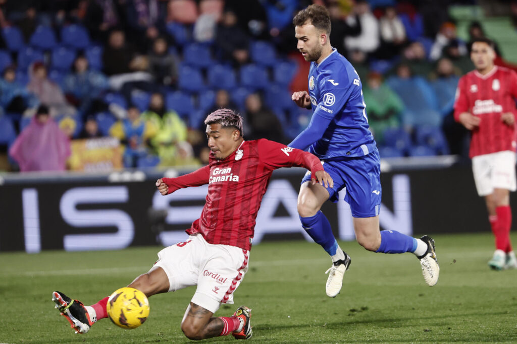 GETAFE (MADRID), 02/03/2024.- El centrocampista estadounidense de Las Palmas, Julian Araujo (i), disputa el balón ante el delantero del Getafe, Borja Mayoral, durante el encuentro correspondiente a la jornada 27 de Primera División que Getafe y Las Palmas disputan hoy sábado en el Coliseum de la localidad madrileña. EFE / Sergio Pérez.