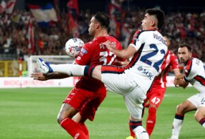 Monza (Italy), 25/08/2024.- AC Monza's forward Andrea Petagna in action against Genoa CFC's defender Johan Vásquez during the Italian Serie A soccer match between AC Monza and CFC Genoa at U-Power Stadium in Monza, Italy, 24 August 2024. (Italia, Génova) EFE/EPA/ROBERTO BREGANI