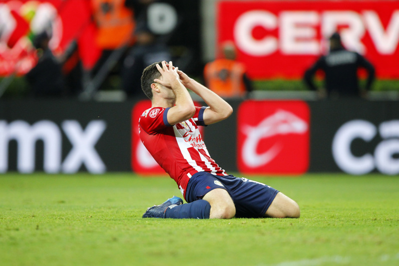 Santiago Ormeño tendría un pie fuera de las Chivas