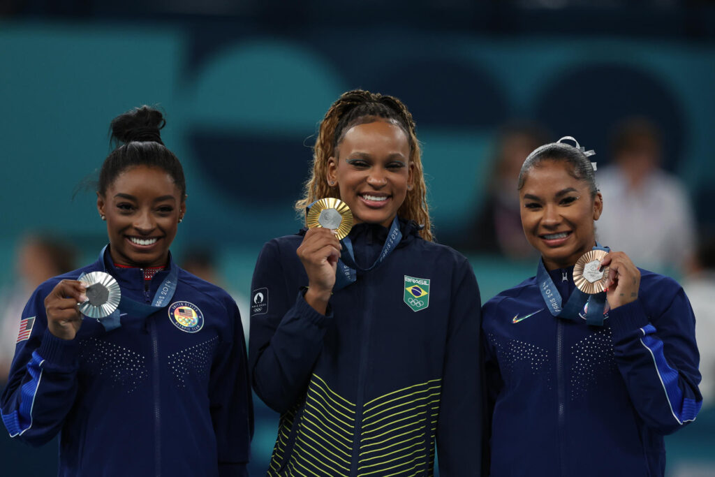 La gimnasta brasileña Rebeca Andrade (c), oro; y las estadounidense Simone Biles (i), plata, y Jordan Chiles (d), bronce, posan durante la ceremonia de entrega de medallas de la final de suelo femenino de gimnasia artística de los Juegos Olímpicos de París 2024, en el pabellón Bercy Arena, este lunes, en París. EFE/ Miguel Gutiérrez