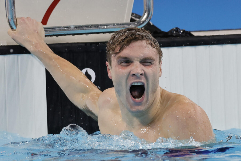 El nadador estadounidense Bobby Finke celebra la victoria y el conseguir un nuevo récord mundial en la final de 1500m Estilo libre masculino de los Juegos Olímpicos de París 2024 este domingo, en Nanterre. EFE/Lavandeira Jr.