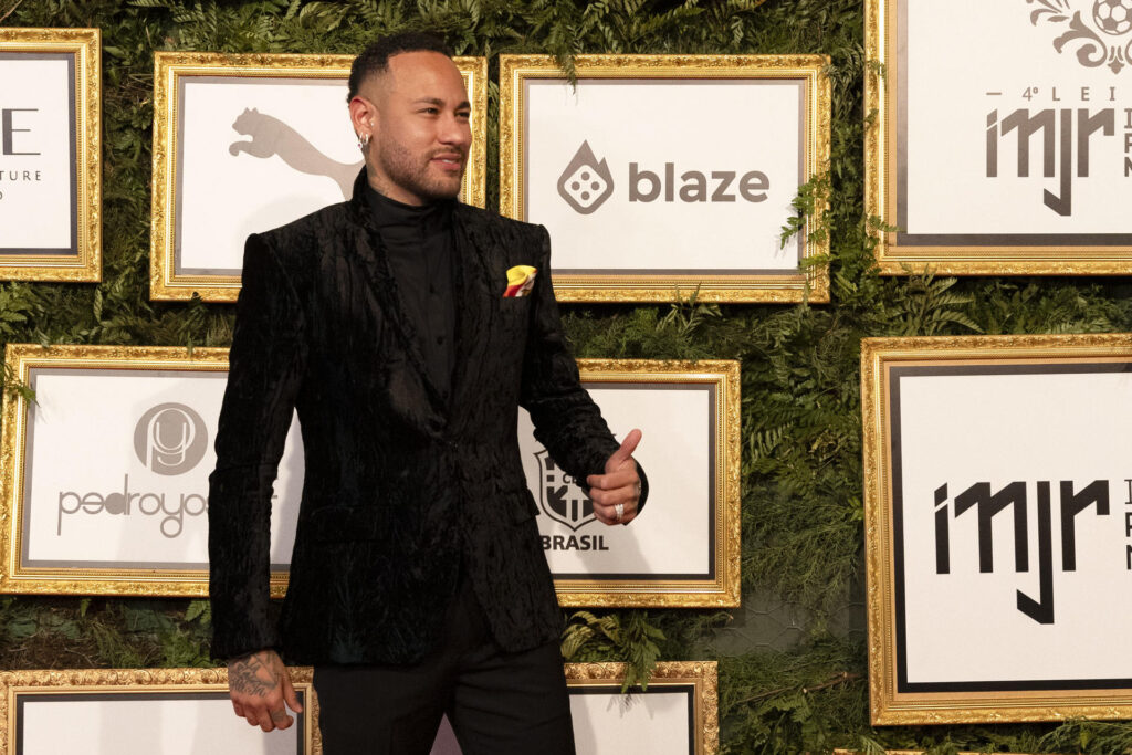 El futbolista brasileño Neymar fue registrado este lunes, 3 de junio, al atender a la prensa, durante una subasta promovida por su ONG, el Instituto Neymar Jr, en Sao Pablo (Brasil). EFE/Isaac Fontana (Latinos-Top 10)