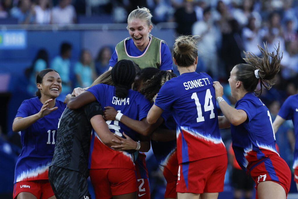Las jugadoras estadounidenses celebran la victoria ante Brasil en la final de Fútbol femenino, entre Brasil y Estados Unidos, en los Juegos Olímpicos de París 2024, en la capital gala. EFE/ Miguel Toña