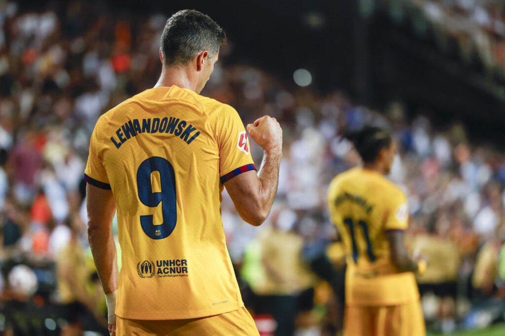 El delantero del FC Barcelona Robert Lewandowski celebra la victoria tras el partido de LaLiga que Valencia CF y FC Barcelona disputaron en el estadio de Mestalla, en Valencia, en una foto de archivo. EFE/Biel Aliño