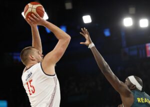 El serbio Nikola Jokic durante el partido de cuartos de final que han jugado Australia y Serbia en el Bercy Arena en París.EFE/EPA/CAROLINE BREHMAN