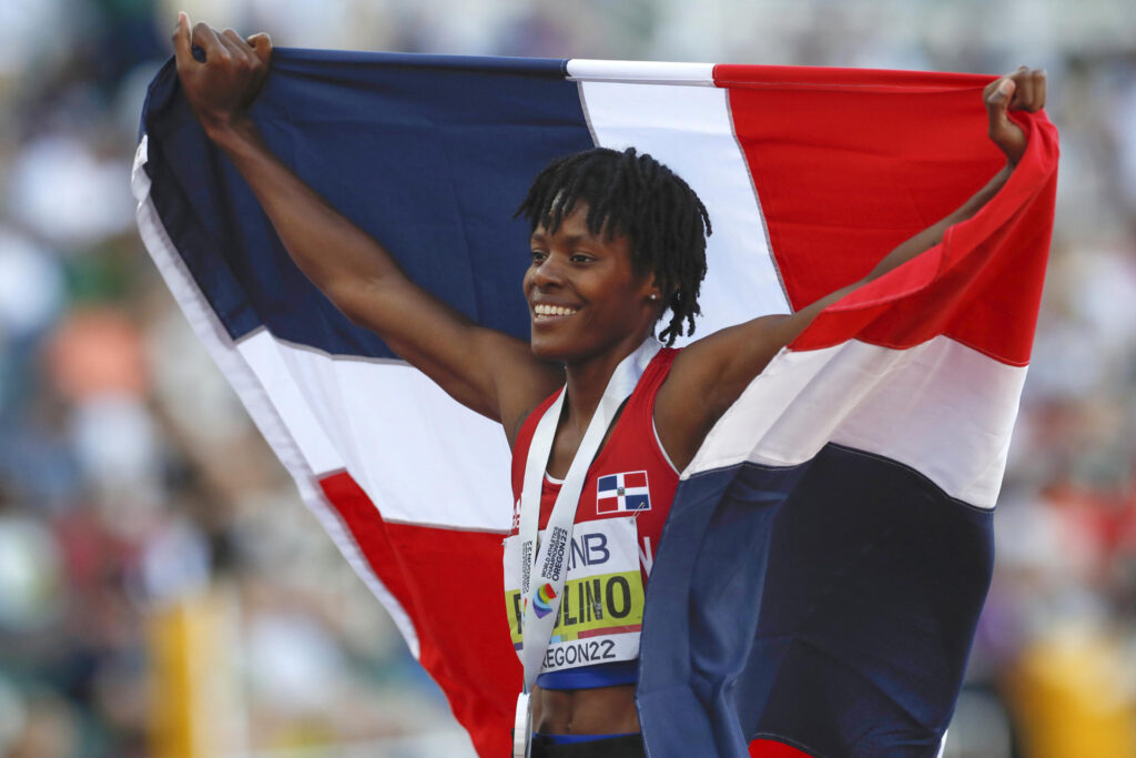 Fotografía de archivo de la dominicana Marileidy Paulino, medalla de plata, mientras celebra tras competir en 400m femenino, en los campeonatos mundiales de atletismo el 22 de julio de 2022 que se realizan en el estadio Hayward Field en Eugene (EE.UU.). República Dominicana, que consiguió en Tokio 2020 una actuación sin precedentes de 5 medallas, competirá en París 2024 con la ilusión de al menos igualar esa cifra con una delegación que desde hace mucho tiene nombre y apellido: Marileidy Paulino. EFE/ Alberto Estevez/ARCHIVO
