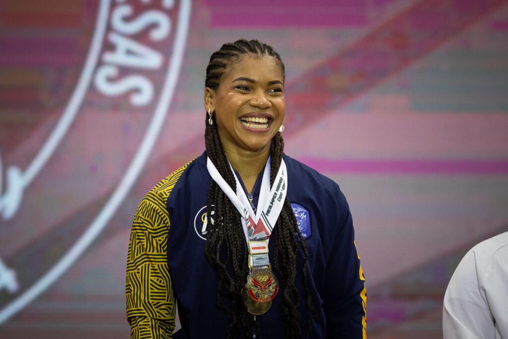 Fotografía de archivo del 27 de febrero de 2024 de la ecuatoriana Angie Palacios en el Panamericano de Halterofilia en Caracas. Palacios obtuvo el bronce este viernes en París 2024. EFE/ Rayner Peña R.