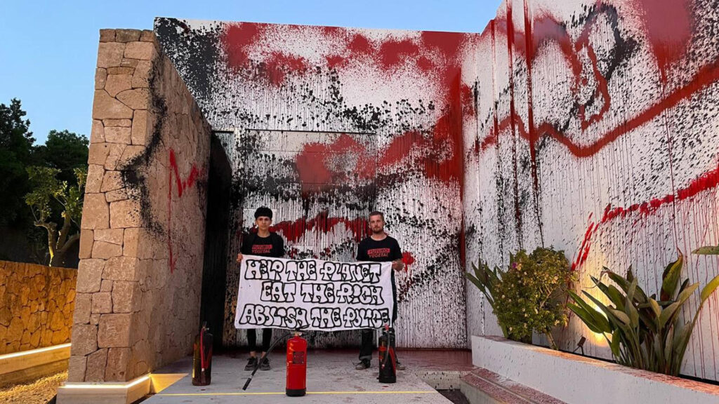 Vandalizan mansión de Messi por considerarla una construcción ilegal