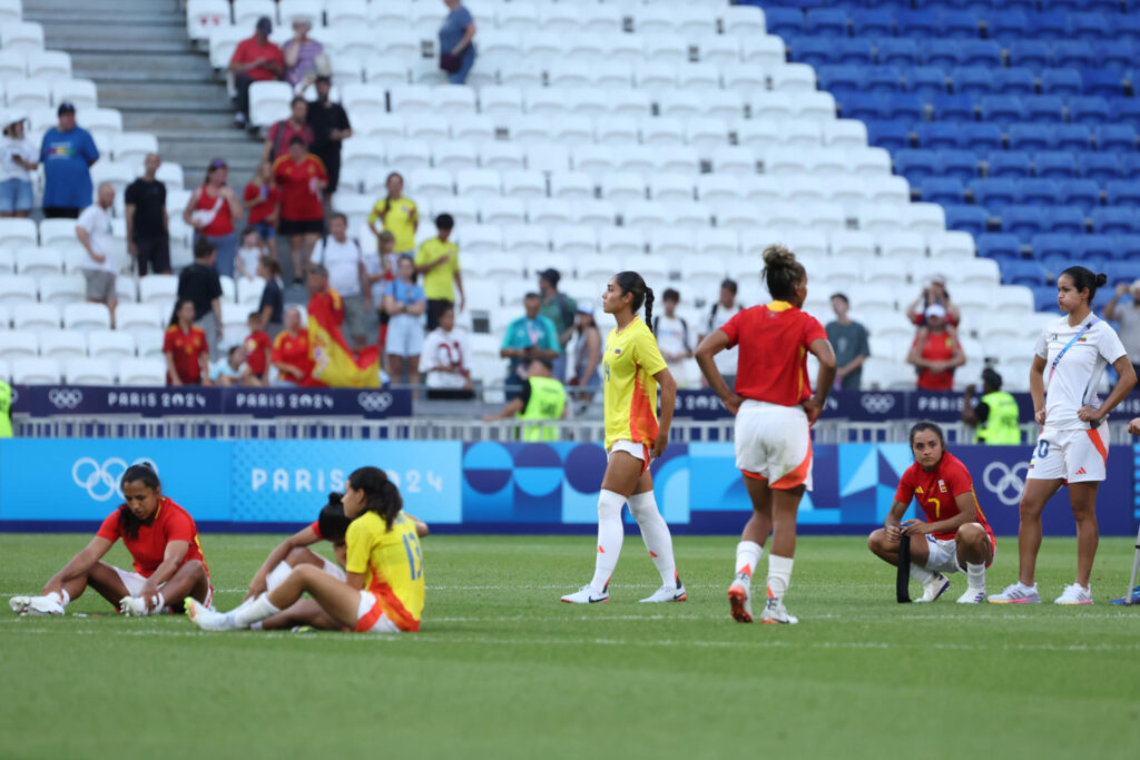 Desolación entre las jugadoras de Colombia tras caer eliminadas este sábado en Lyon (Francia) ante España en la fase cuartos de final de los Juegos Olímpicos. EFE/ Kiko Huesca