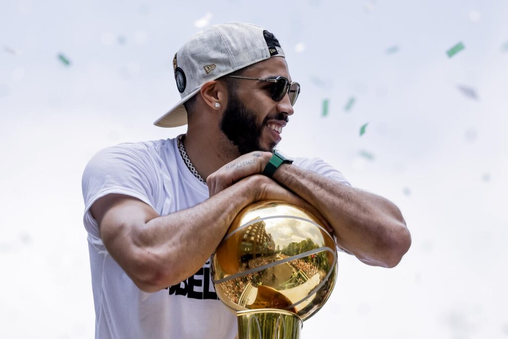 Jayson Tatum celebra con el premio O'Brien en la celebración del título de los Celtics de Boston. EFE/CJ GUNTHER