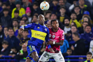 Luis Advíncula (i) de Boca disputa un balón con Keny Arroyo de Independiente por la Copa Sudamericana en el estadio La Bombonera en Buenos Aires (Argentina). EFE/ Juan Ignacio Roncoroni