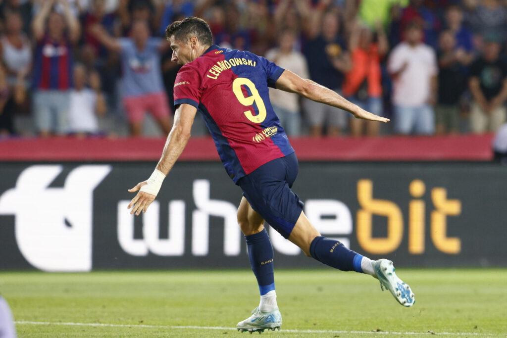 El delantero del Barcelona Robert Lewandowski celebra tras marcar el segundo gol ante el Athletic, durante el partido de Liga en Primera División que FC Barcelona y Athletic Club disputaron en el Estadio Olímpico Lluis Companys. EFE/Quique García