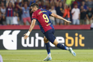 El delantero del Barcelona Robert Lewandowski celebra tras marcar el segundo gol ante el Athletic, durante el partido de Liga en Primera División que FC Barcelona y Athletic Club disputaron en el Estadio Olímpico Lluis Companys. EFE/Quique García
