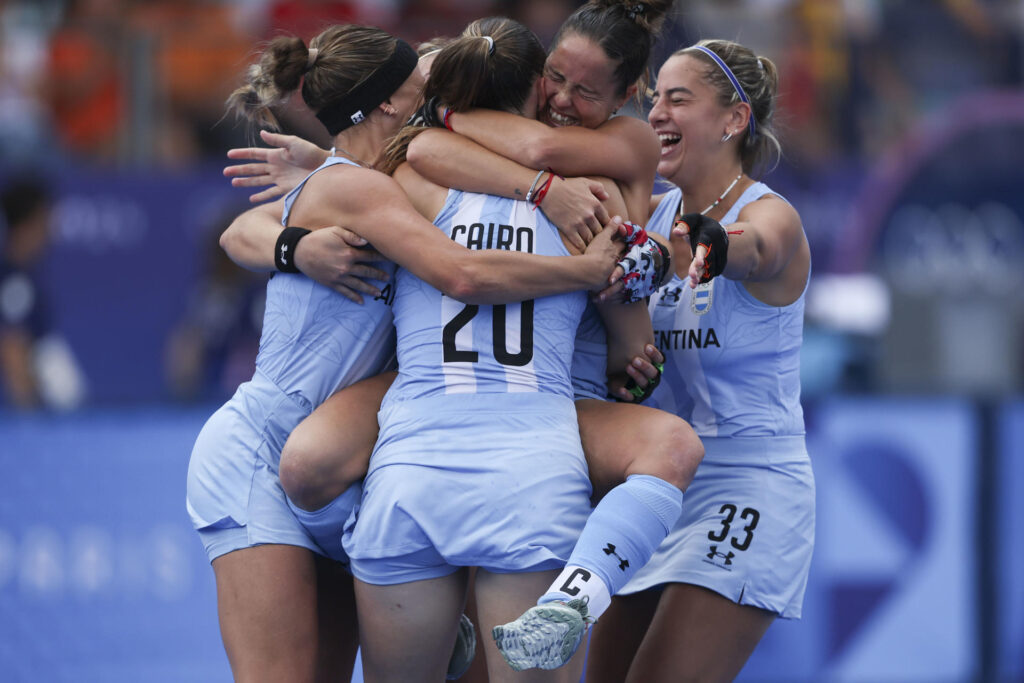 Las jugadoras argentinas de hockey celebran el bronce. EFE/ Miguel Gutiérrez